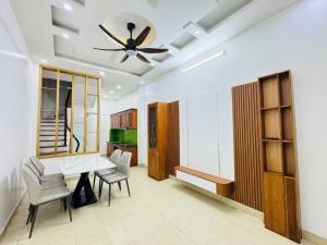 RINH HOA KHÔI Ở ĐÓN TẾT - VF3 LÙI CỬA - VÀI CHỤC BƯỚC RA MẶT CẦU GIẤY - FULL NỘI THẤT NHƯ ẢNH.