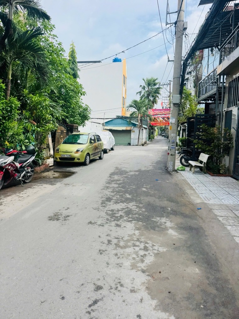 Bán nhà ngay chợ Hiệp Bình 3 tầng 3PN, nở hậu, hẻm xe hơi, giá 5.8 tỷ