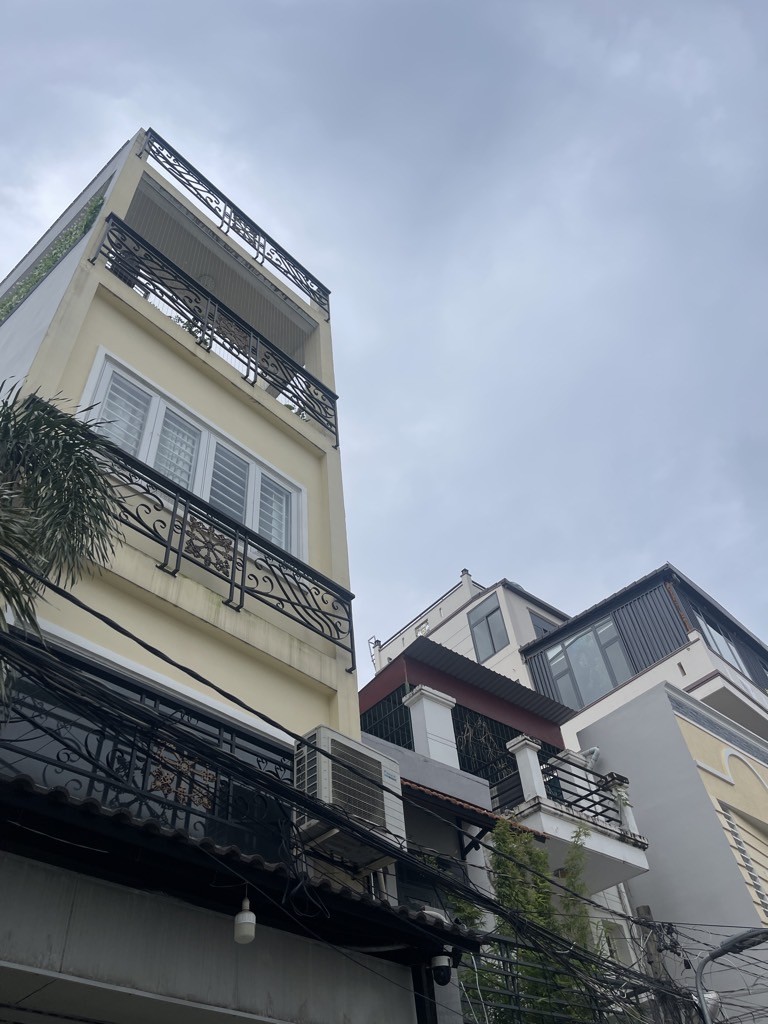 Bán nhà ngay chợ Hiệp Bình 3 tầng 3PN, nở hậu, hẻm xe hơi, giá 5.8 tỷ