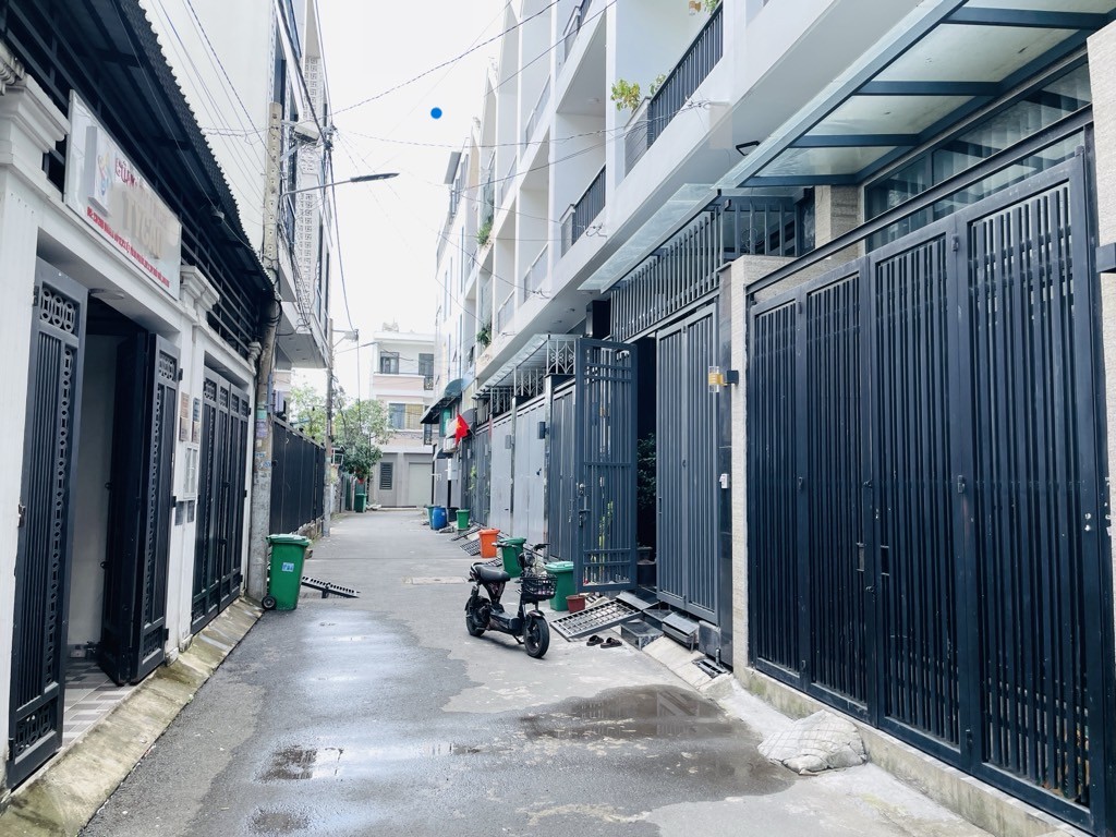 Bán nhà gần Ngã tư Bình Phước 4PN, nhà mới, hẻm ô tô 5m, giá 6.75 tỷ