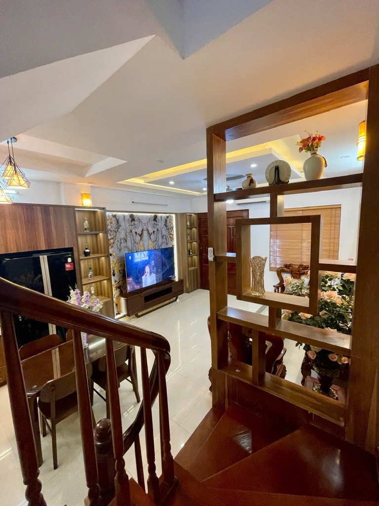Bán nhà Nguyễn Ngọc Vũ ,DT 62m, Giá chỉ 8.5 tỷ.