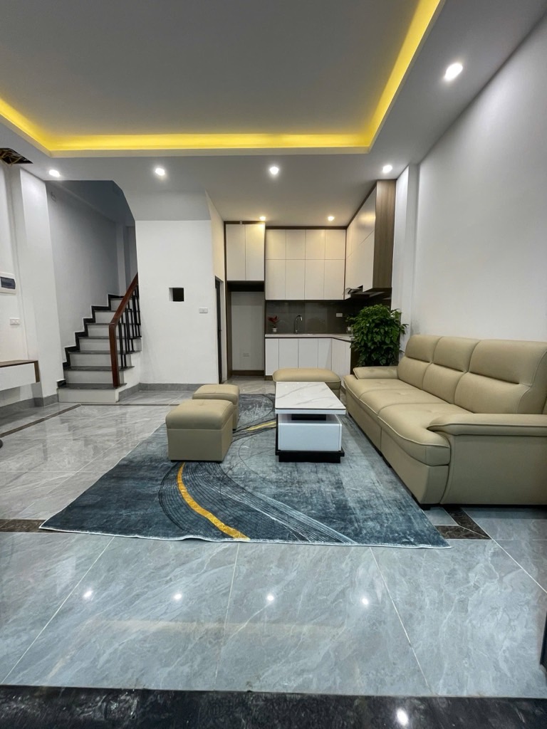 Cần bán gấp nhà ngõ thông Cầu Giấy, DT 65m, giá 10,6 tỷ.