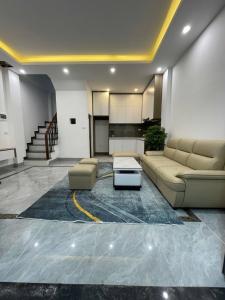 Cần bán gấp nhà ngõ thông Cầu Giấy, DT 65m, giá 10,6 tỷ.