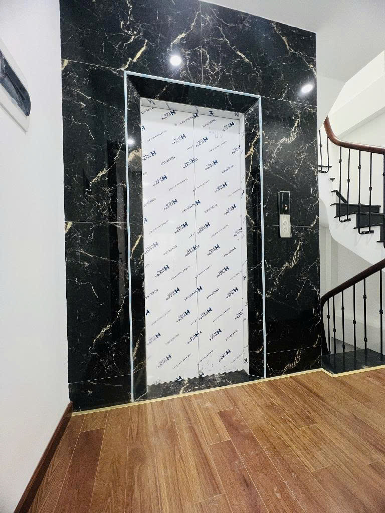 NHÀ XÂY MỚI 6 TẦNG THANG MÁY - FULL NỘI THẤT XỊN - SỔ VUÔNG ĐẸP - 10 M ÔTÔ DỪNG ĐỖ, NGÕ THÔNG THOÁNG