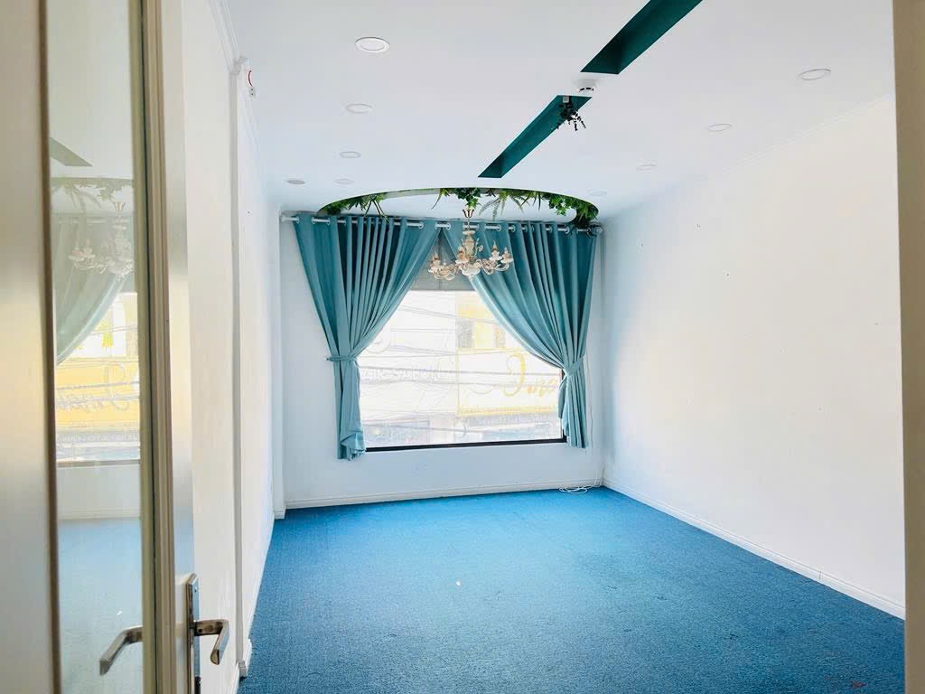 Chính chủ bán nhà mặt tiền Huỳnh Văn Bánh, 30m2, 3 tầng, hơn 11 tỷ (2025P521)