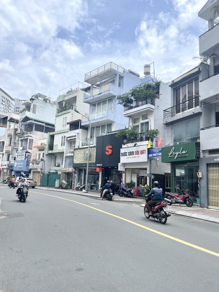 NHÀ ĐẸP Ở NGAY HUỲNH VĂN BÁNH- NGANG 7.3m – 3 TẦNG FULL NỘI THẤT- HƠN 6TỶ