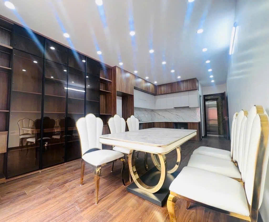 Bán nhà Phân Lô khu Hoàng Quốc Việt-44m2-mặt tiền 3,8m 6 tầng ô tô ngủ trong nhà