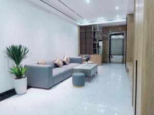 CHỦ CẦN BÁN CĂN NHÀ PHÂN LÔ TRONG KHU VỰC QUÂN ĐỘI, NHÀ XÂY MỚI ĐẸP-TRUNG TÂM CẦU GIẤY-Ô TÔ VÀO NHÀ-6 TẦNG CÓ THANG MÁY