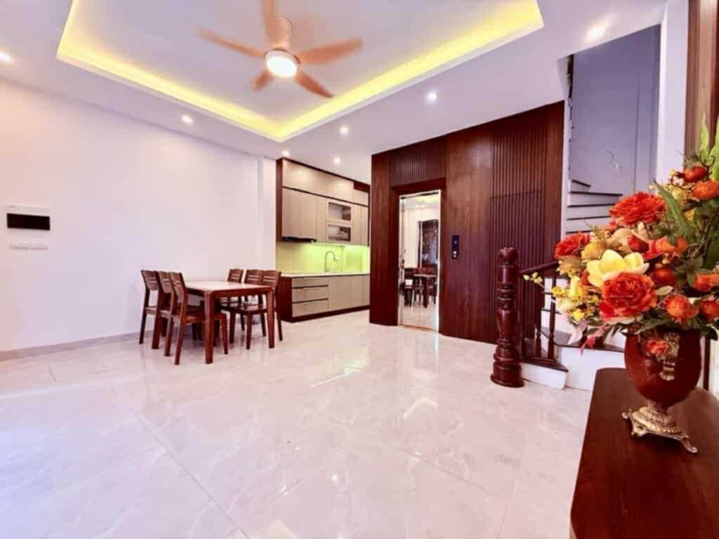 HOA HẬU LĨNH NAM - THANG MÁY - FULL NỘI THẤT - VỊ TRÍ CỰC ĐẸP- CÁCH Ô TÔ TRÁNH 1 NHÀ
