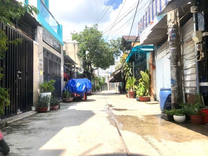 Bán Nhà 2 Lầu, 1trệt và 1 Sân Thượng Gần Tô Kí, Giá 5tyxxx
