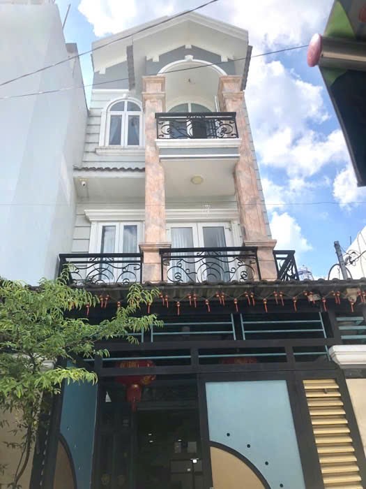 Bán Nhà 2 Lầu, 1trệt và 1 Sân Thượng Gần Tô Kí, Giá 5tyxxx
