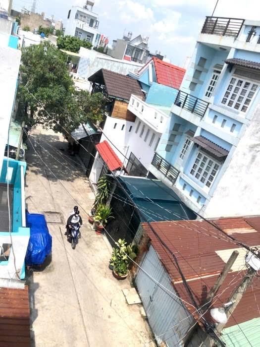 Bán Nhà 2 Lầu, 1trệt và 1 Sân Thượng Gần Tô Kí, Giá 5tyxxx