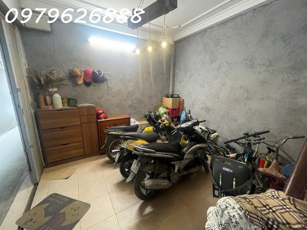 NHÀ PHỐ HOÀNG QUỐC VIỆT. FULL NỘI THẤT CAO CẤP, THANG MÁY,  Ô TÔ VÀO NHÀ. CHỈ VIỆC XÁCH VALI VỀ Ở