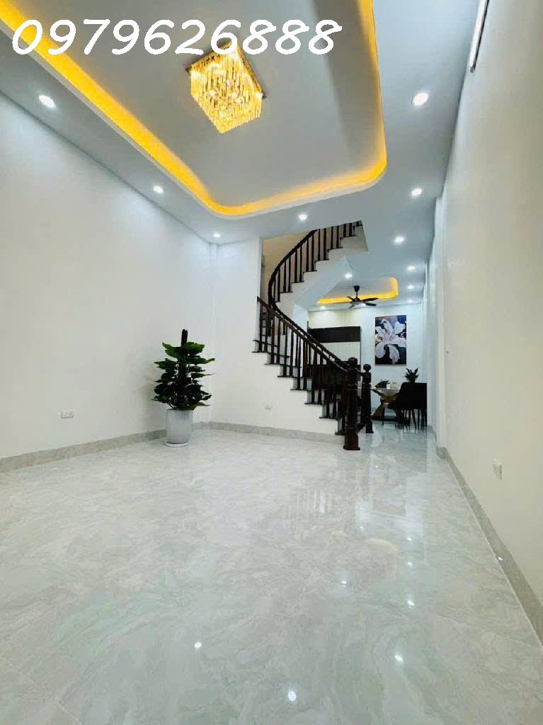 NHÀ PHỐ HOÀNG QUỐC VIỆT. FULL NỘI THẤT CAO CẤP, THANG MÁY,  Ô TÔ VÀO NHÀ. CHỈ VIỆC XÁCH VALI VỀ Ở