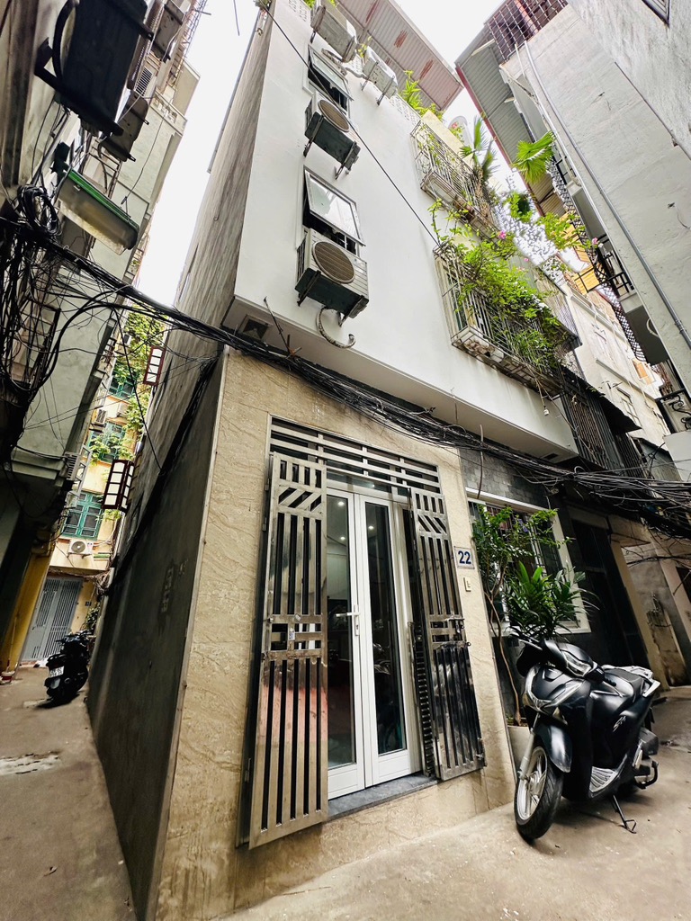 LÔ GÓC CẦU GIẤY - NHÀ ĐẸP Ở NGAY - 3 PHÒNG NGỦ - NHỈNH 9,x TỶ