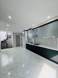 LÁNG HẠ - 5 TẦNG THANG MÁY - GẦN Ô TÔ - NHÀ ĐẸP Ở NGAY