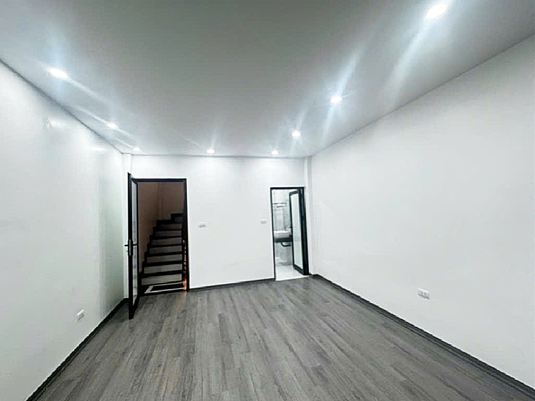 BÁN GẤP NHÀ TRUNG TÂM LONG BIÊN - Ô TÔ ĐỖ - KINH DOANH - NHÀ MỚI - TẶNG NỘI THẤT - DÂN TRÍ CAO