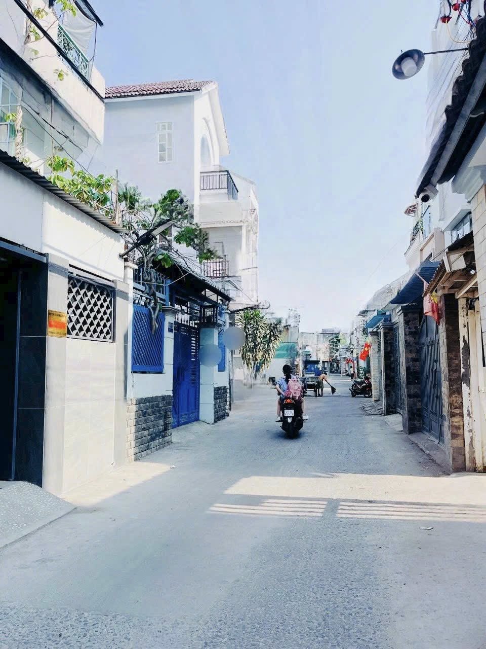 Bán nhà ngay Metro ngang LỚN 4.3M 75M2 sát Lê Văn Chí nhỉnh 5 đồng