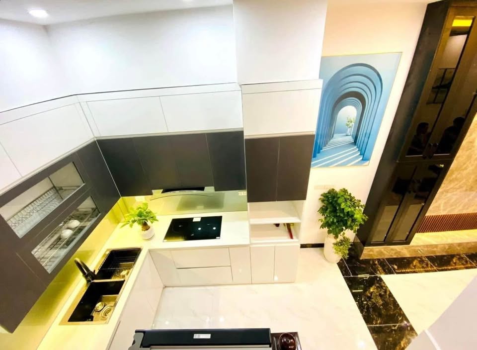Chỉ khoảng 8 tỷ, đã có nh.à 5 tầng hiện đại, không gian rộng thoáng, nội thất sang trọng, ánh sáng chan hòa mặt thoáng trước sau
