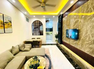 Chỉ khoảng 8 tỷ, đã có nh.à 5 tầng hiện đại, không gian rộng thoáng, nội thất sang trọng, ánh sáng chan hòa mặt thoáng trước sau