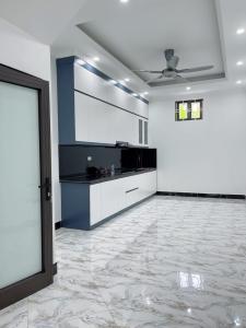 BÁN NHÀ THẠCH BÀN - 5 TẦNG 50M2 - Ô TÔ ĐỖ CỬA - LÔ GÓC - THANG MÁY - GẦN AEON - 7 TỶ