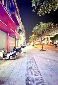 Bán nhà mặt phố, Hồ Tùng Mậu, kinh doanh tốt, 42m2, 24,7 tỷ