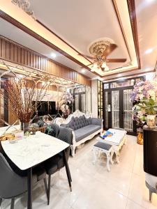 NHÀ ĐẸP LÔ GÓC - NGÕ THÔNG - PHÂN LÔ BÀN CỜ - Ô TÔ ĐỖ CỬA - BA BƯỚC CHÂN RA Ô TÔ TRÁNH - CHỦ TỰ XÂY TÂM HUYẾT - NỘI THẤT XỊN XÒ