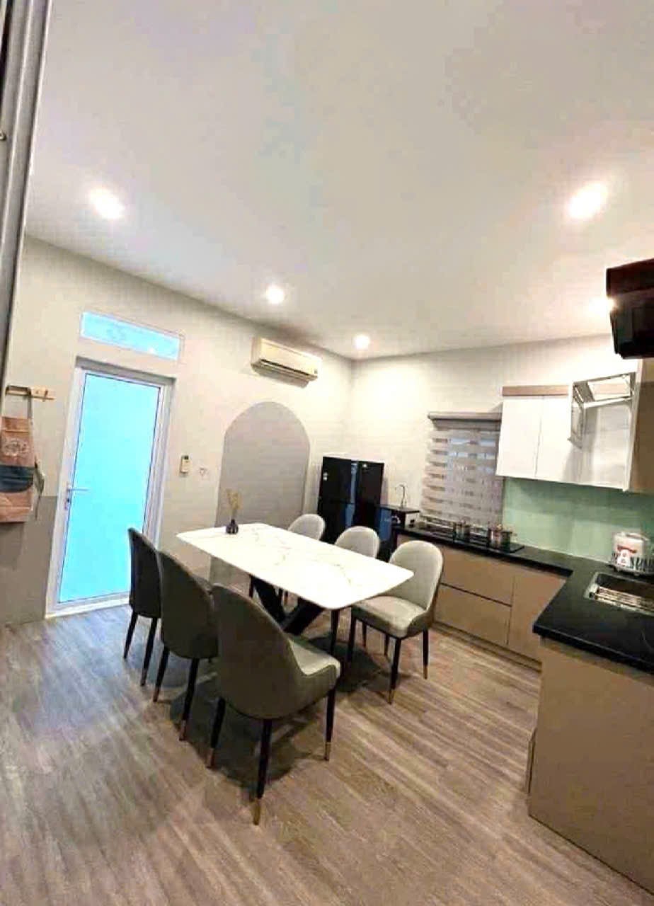 Bán nhà khu Hồng Mai, ngõ thoáng khu dân trí cao. Diện tích sử dụng  6tầng .Giá 9,x tỉ(x thấp) Nhà có thể ở luôn, Anh/chị có nhu cầu xin liên theo số 0906108080 e Nhài để được hỗ trợ kỹ hơn ạ.