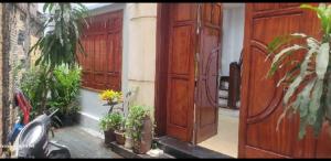 Cần bán nhà khu Trương Định . Diện tích 61,3 m2 nhà 6 tầng và siêu đẹp. Nhà rất mới, trước nhà siêu thoáng vài bước chân ra mặt phố. Khách mua ở an sinh siêu đỉnh, khu dân trí cao. An ninh cực tốt Liên hệ e Nhài theo số 0906108080 để biết thêm chi tiết.