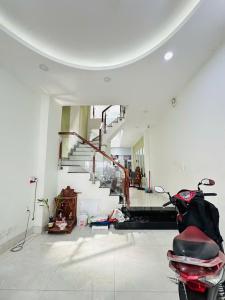Kế Sân Bay - 4 Tầng BTCT - 94m2 (4.6x23) nở hậu - Nhà đẹp ở ngay - Giá chỉ 7.3 tỷ TL