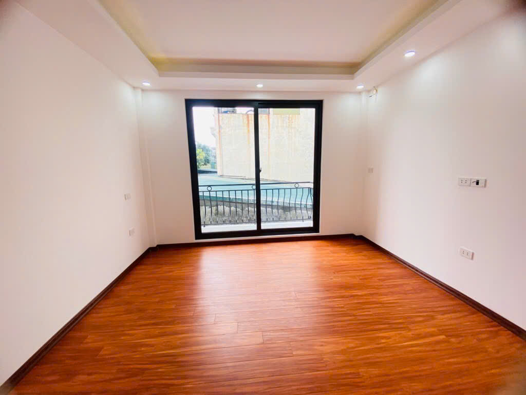 BÁN NHÀ- GIÁP NHỊ-NHÀ XÂY MỚI 5 TẦNG THANG MÁY - PHÂN LÔ 20M THẲNG TẮP - RA Ô TÔ TRÁNH ĐỖ NGÀY ĐÊM