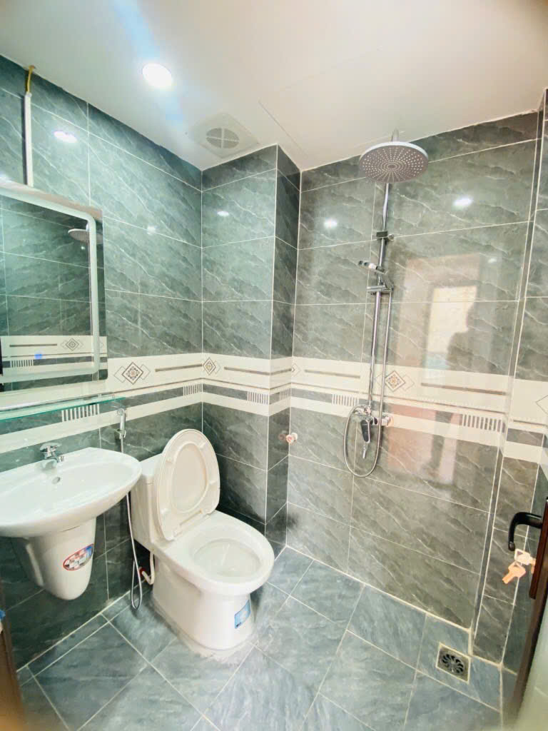 BÁN NHÀ- GIÁP NHỊ-NHÀ XÂY MỚI 5 TẦNG THANG MÁY - PHÂN LÔ 20M THẲNG TẮP - RA Ô TÔ TRÁNH ĐỖ NGÀY ĐÊM