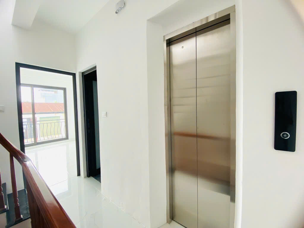 BÁN NHÀ- GIÁP NHỊ-NHÀ XÂY MỚI 5 TẦNG THANG MÁY - PHÂN LÔ 20M THẲNG TẮP - RA Ô TÔ TRÁNH ĐỖ NGÀY ĐÊM