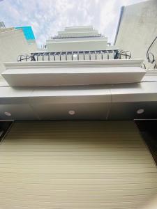 BÁN NHÀ- GIÁP NHỊ-NHÀ XÂY MỚI 5 TẦNG THANG MÁY - PHÂN LÔ 20M THẲNG TẮP - RA Ô TÔ TRÁNH ĐỖ NGÀY ĐÊM