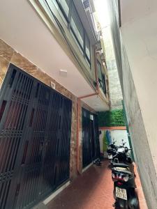 BÁN NHÀ-TRƯƠNG ĐỊNH-DIỆN TÍCH RỘNG - NHÀ CÒN MỚI - THOÁNG TRƯỚC SAU