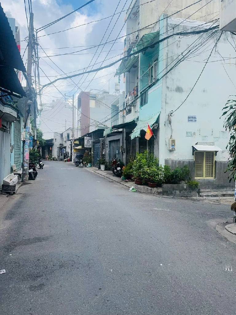 Cần bán gấp nhà giá hơn 2 tỷ, vị trí đẹp gần khu Tên Lửa và CV Phú Lâm, diện tích 34m2, đã hoàn công 2 tầng, nở hậu., LH em Tùng 0327691726 MTG thật100%