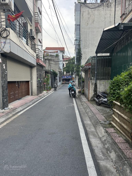 Bán nhà Đức Giang, Long Biên: 98m2, 3 tầng, 13,5 tỷ, dân xây, gara ô tô, kinh doanh, vỉa hè