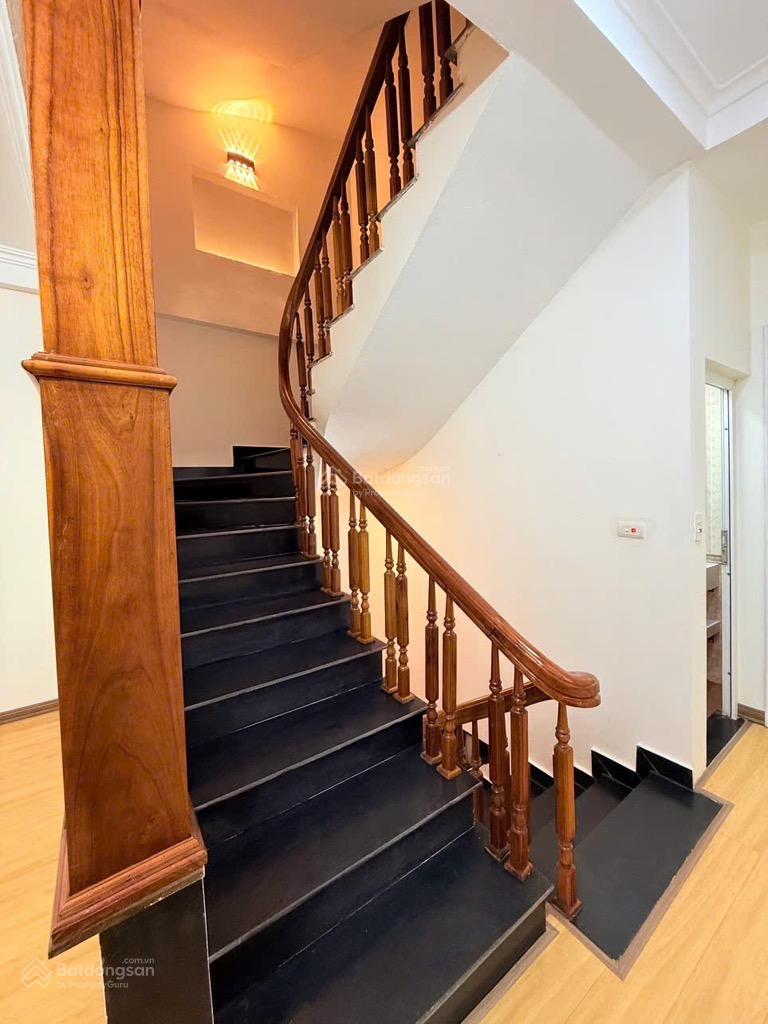 Bán nhà Ngọc Thuỵ, Long Biên: 52m2, 5 tầng, giá 8,8 tỷ, lô góc, ô tô, dân xây, gần phố, Khai Sơn