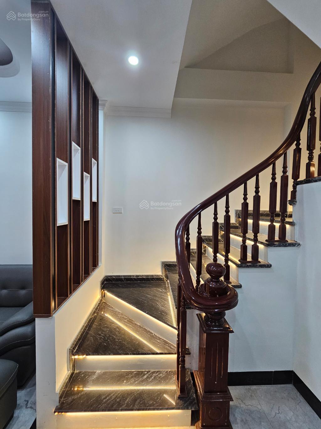 Bán nhà Ngọc Thuỵ, Long Biên: 40m, 5 tầng, giá 7,5 tỷ: Nhà Mới, Full Nội Thất, Gần Ô tô Tránh
