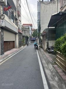 Bán nhà Đức Giang, Long Biên: 98m2, 3 tầng, 13,5 tỷ, dân xây, gara ô tô, kinh doanh, vỉa hè