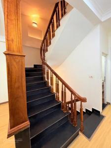 Bán nhà Ngọc Thuỵ, Long Biên: 52m2, 5 tầng, giá 8,8 tỷ, lô góc, ô tô, dân xây, gần phố, Khai Sơn