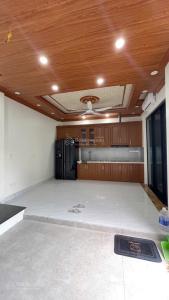 Bán nhà Gia Quất, Thượng Thanh, Long Biên: 35m2, 5 tầng. Giá 6,1 tỷ: Dân xây mới tinh, gần ô tô