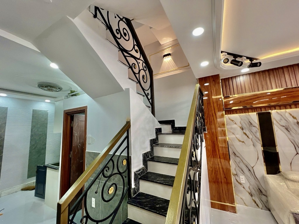NHÀ PHỐ 3 TẦNG XINH LUNG LINH - NGUYỄN THỊ THẬP NỐI DÀI - HẺM OTO ĐỖ CỬA - FULL NỘI THẤT CAO CẤP - THÍCH HỢP MUA Ở GIA ĐÌNH 3 THẾ HỆ -