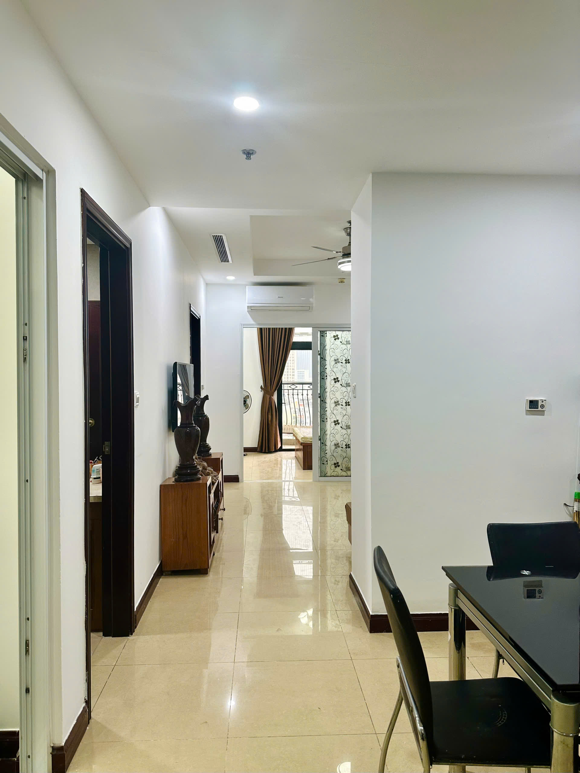 Bán nhà phố Dương Quảng Hàm  – Cầu Giấy 35 m2 5 tầng MT 4 m gần phố ngõ thông còn mới về ở ngay