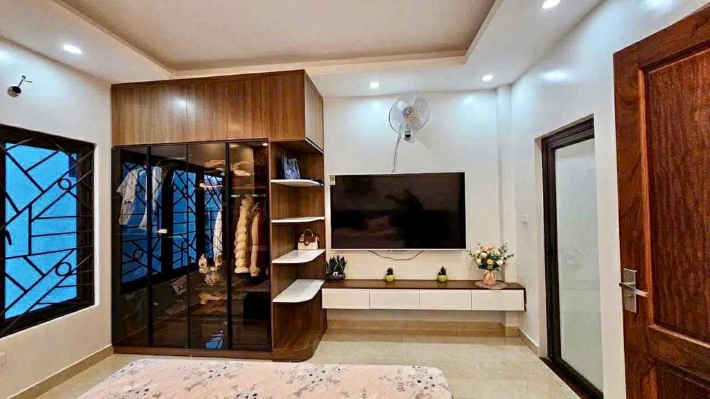 Nhà đẹp Hồ Tùng Mậu - ô tô cách 15 m, 3 bước ra mặt đường Quốc Lộ 32- 5 tầng , 33m2, hơn 7 tỷ.