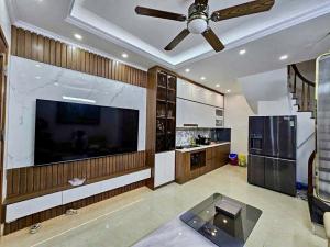 Nhà đẹp Hồ Tùng Mậu - ô tô cách 15 m, 3 bước ra mặt đường Quốc Lộ 32- 5 tầng , 33m2, hơn 7 tỷ.