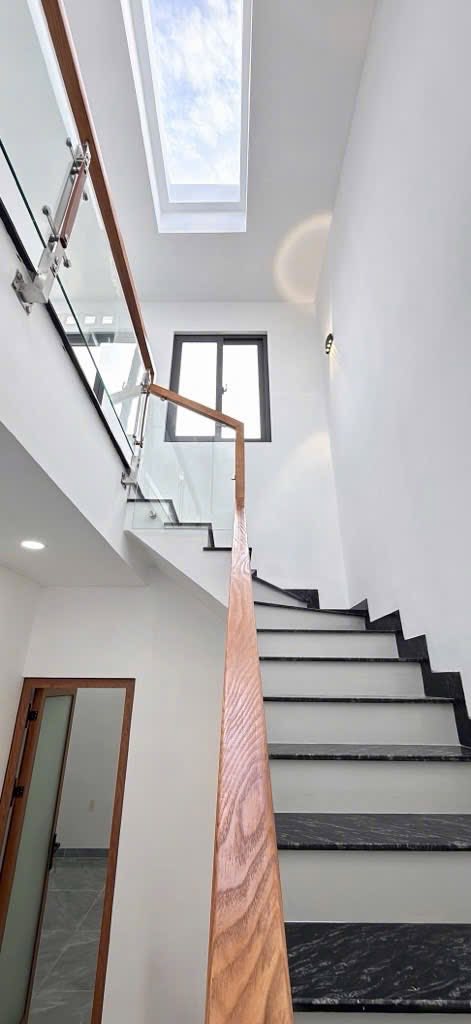 BÁN NHÀ - HXH 5 TẤM- HƯƠNG LỘ 2 - SÁT NGÃ TƯ BỐN XÃ- CHỈ 6 TỎY NHỈNH