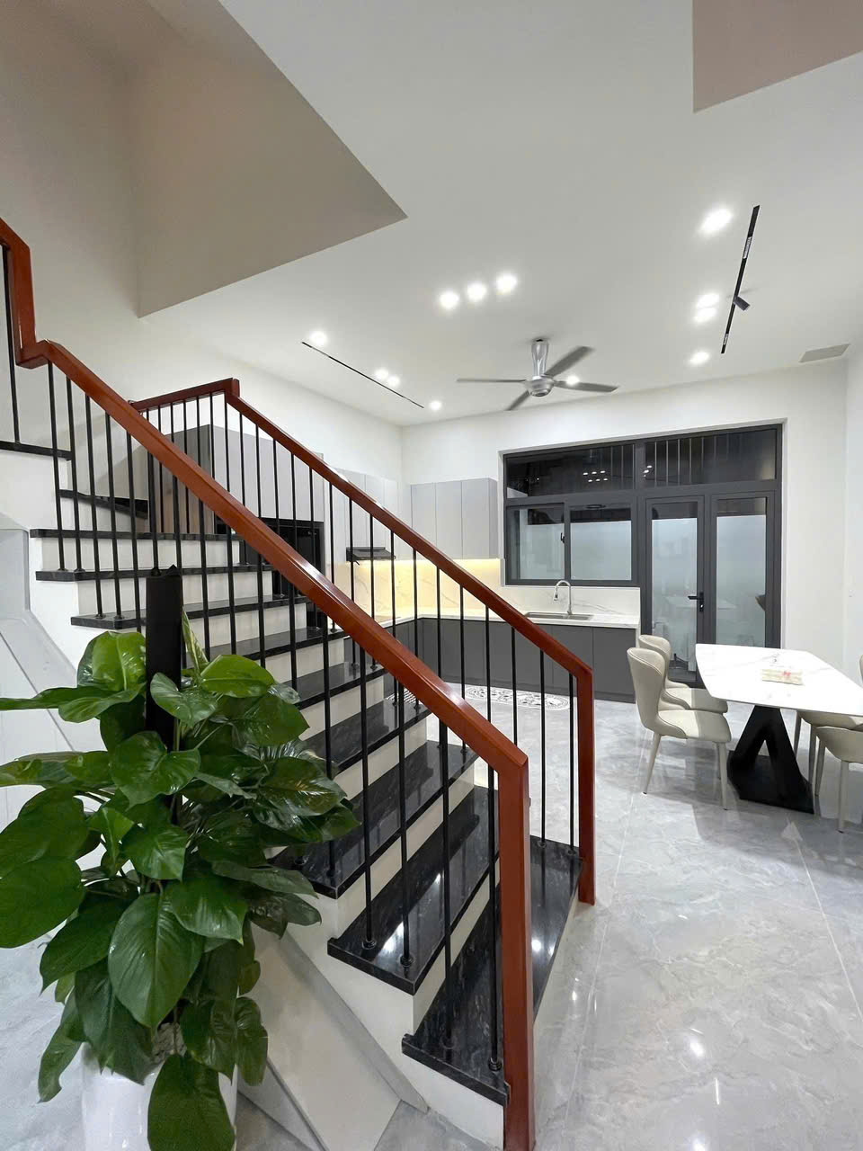 Bán nhà Lê Văn Quới 3 tầng đúc chắc chắn (4×13) hẻm 6m sổ vuông vức giá chỉ 5,95 tỷ.