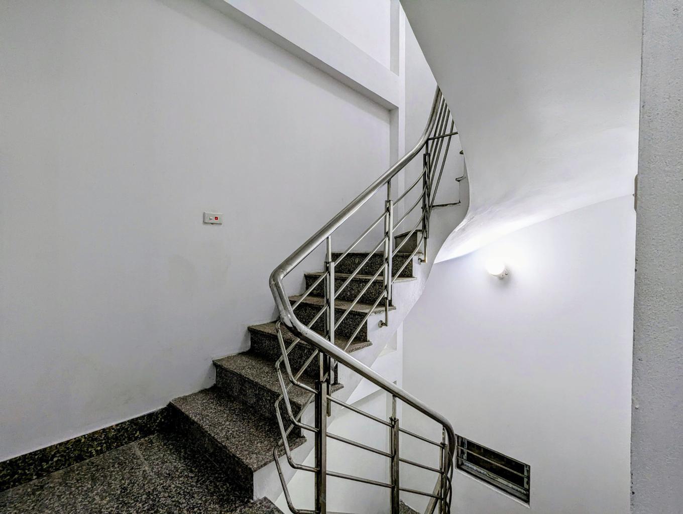 Bán Nhà 3 bước đến phố - 6 tầng khang trang ở luôn - trung tâm Quận Đống Đa