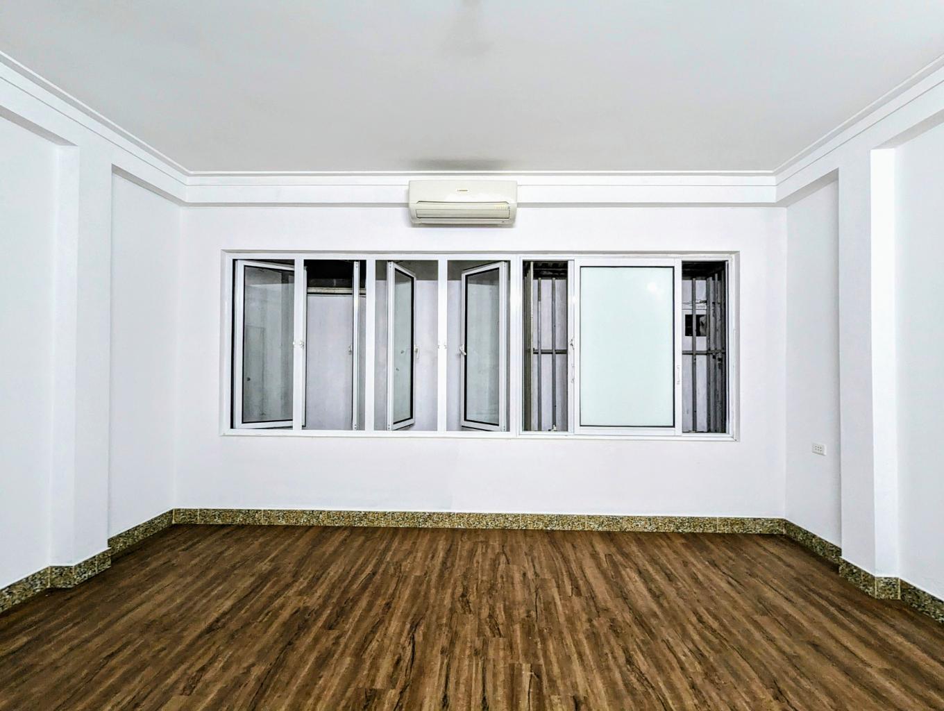 Bán Nhà 3 bước đến phố - 6 tầng khang trang ở luôn - trung tâm Quận Đống Đa